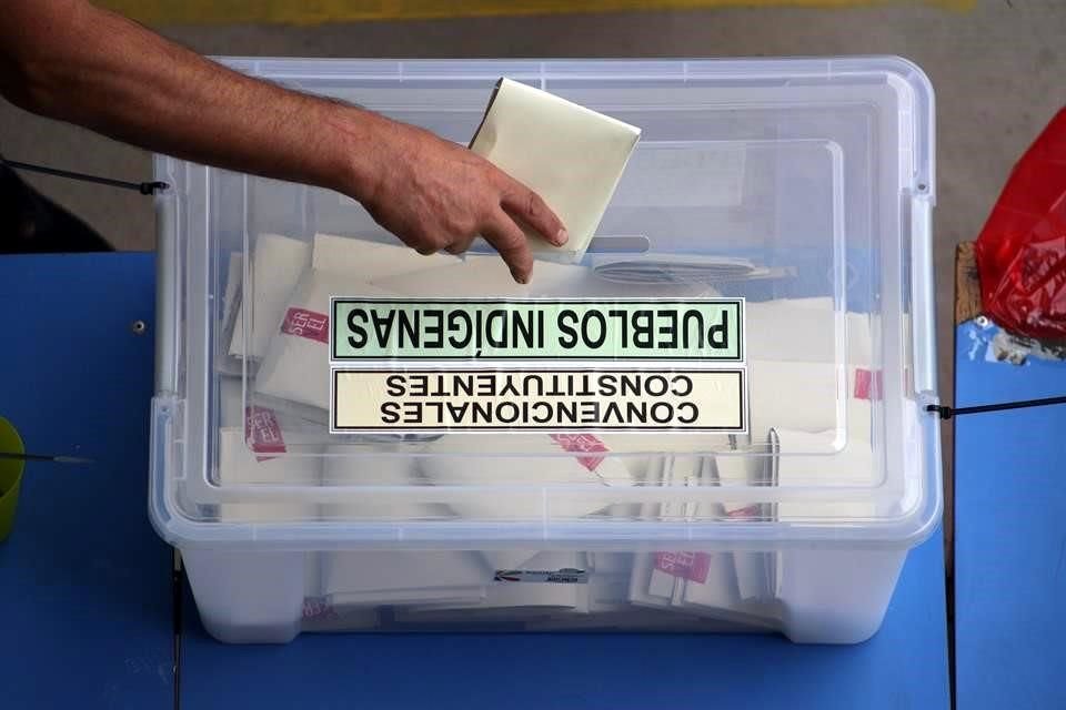 Los chilenos acuden a la segunda jornada electoral para elegir a los 155 redactores de una nueva Constitución, que sustituirá la heredada de la dictadura de Pinochet.