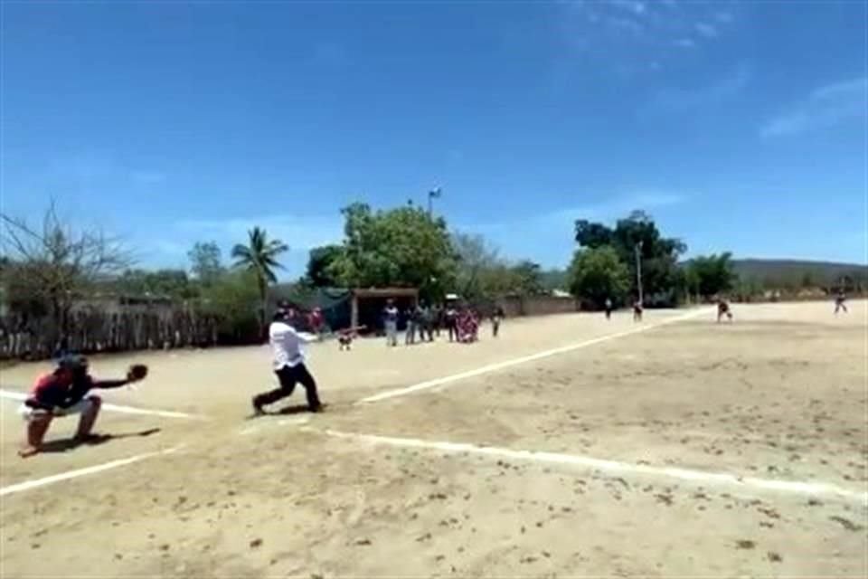 El Presidente López Obrador dijo que se bajó por un 'turnito' al bat y 'macaneó', tras regresar de un recorrido por la Presa Picachos, en Sinaloa.