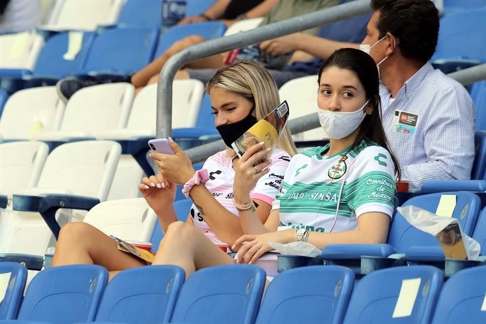 Seguidores del Santos ya se encuentran en las gradas del Estadio BBVA.