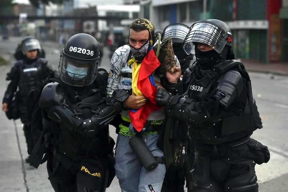 Manifestantes se enfrentan a miembros del ESMAD en la segunda jornada de protestas en contra de la reforma tributaria.