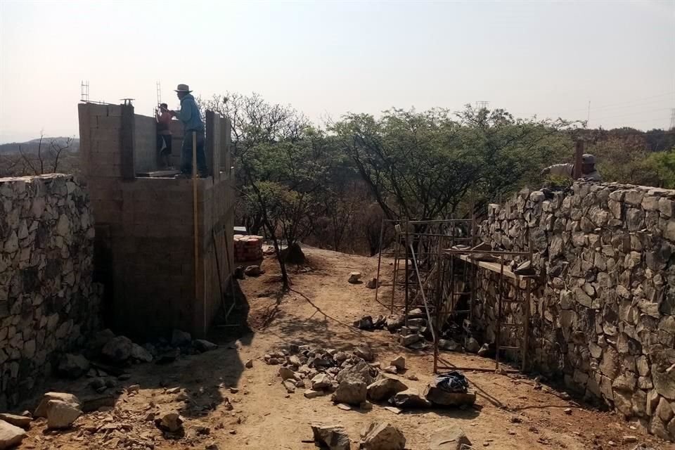 EN ZONA FEDERAL... El fraccionamiento El Dosel construye 21 viviendas en cauce de arroyo que alimenta al Río Blanco, en Zapopan.