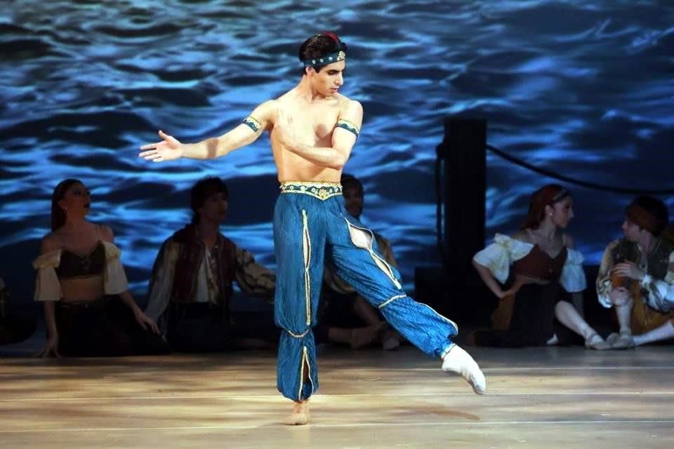 Gracias a la trayectoria del director, el elenco del Ballet regio pudo compartir escena con César Corrales, el bailarín principal del Royal Ballet de Londres.