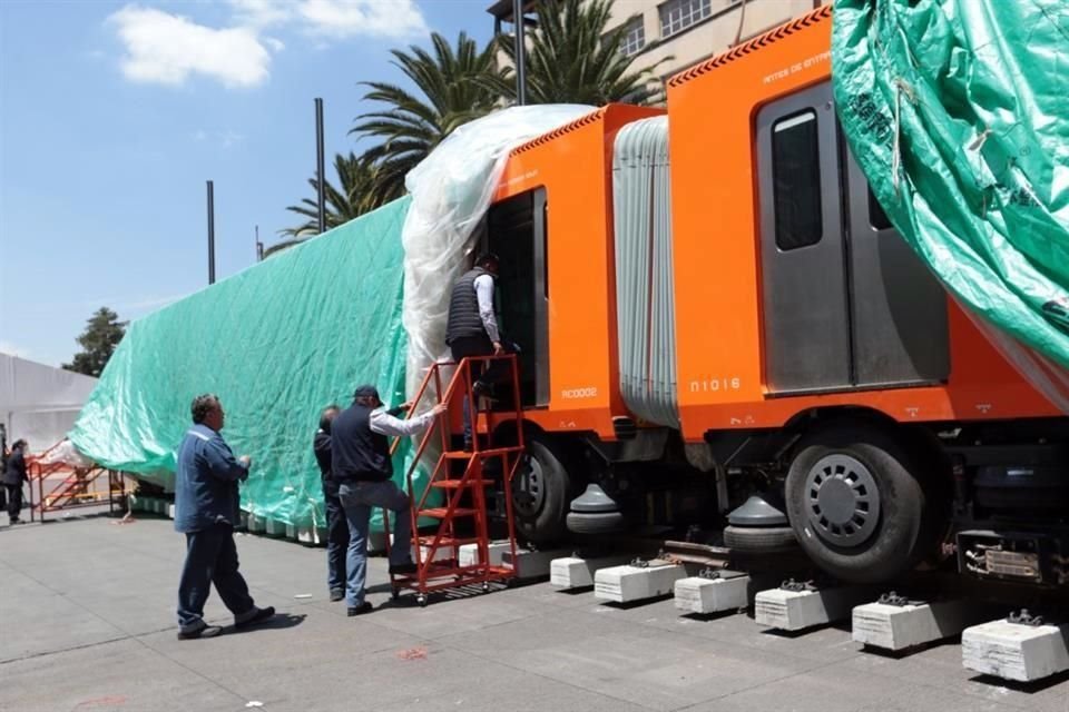 En La Av. Plaza de la República la autoridad del STC Metro y el Gobierno de la CDMX colocaron vías, durmientes y balastro para exigieron dos vagones del metro que correrá en la línea 1.