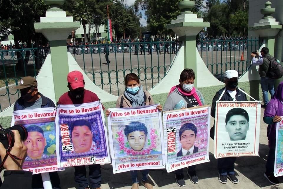 Padres de los normalistas participan en la protesta.