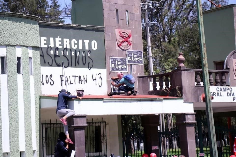 Algunos de los jóvenes realizaron pintas en la fachada del Campo Militar.