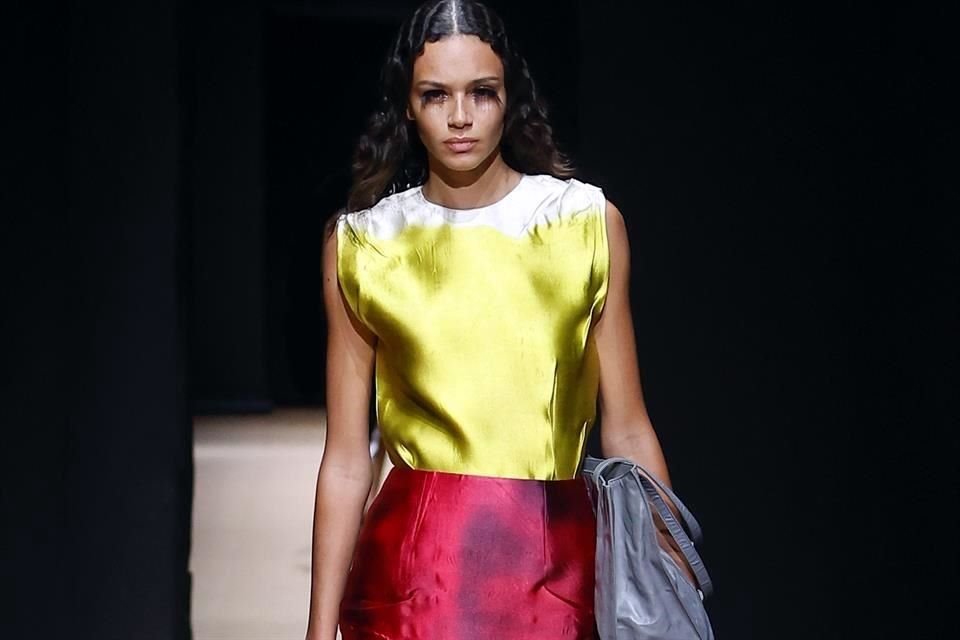 El desfile Prada Donna SS2023 se realizó el 22 de septiembre de 2022 en el Depósito de la Fundación Prada en Milán.