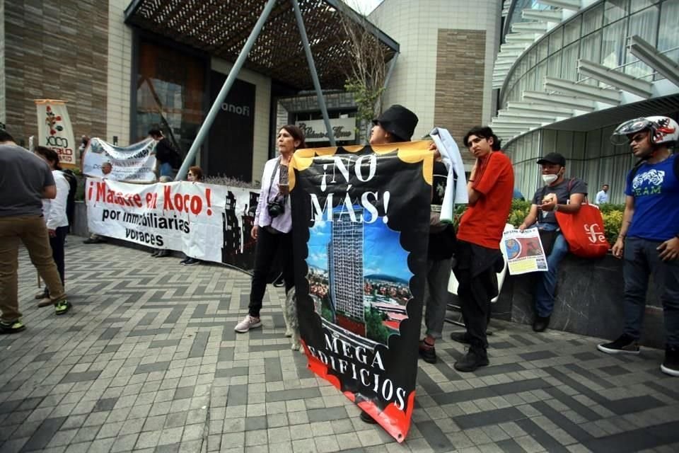Vecinos de la colonia Xoco y zonas aledañas mantienen cerrada una parte de Río Churubusco en protesta por el complejo inmobiliario y centro comercial Mitikah.