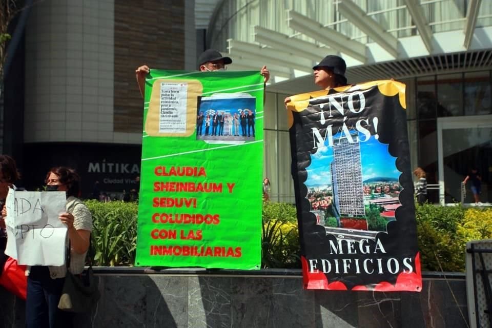 Vecinos de la colonia Xoco y zonas aledañas mantienen cerrada una parte de Río Churubusco en protesta por el complejo inmobiliario y centro comercial Mitikah.