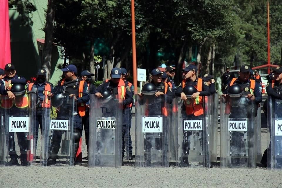 Policías de la Secretaria de seguridad ciudadana de la Ciudad de México resguardan las instituciones del Campo militar número 1