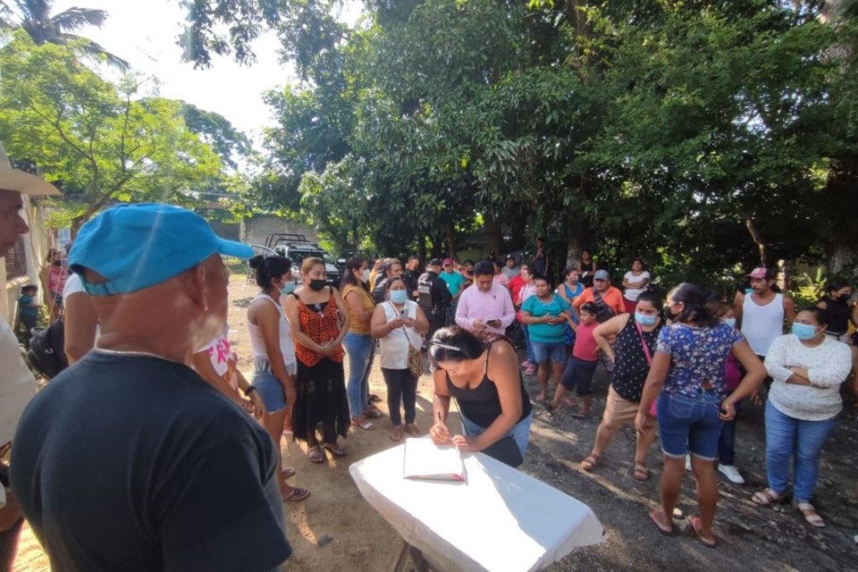 Padres de familia de una primaria de Catemaco, Veracruz, pidieron la renuncia del director tras hallar objetos de supuesto vudú en plantel.
