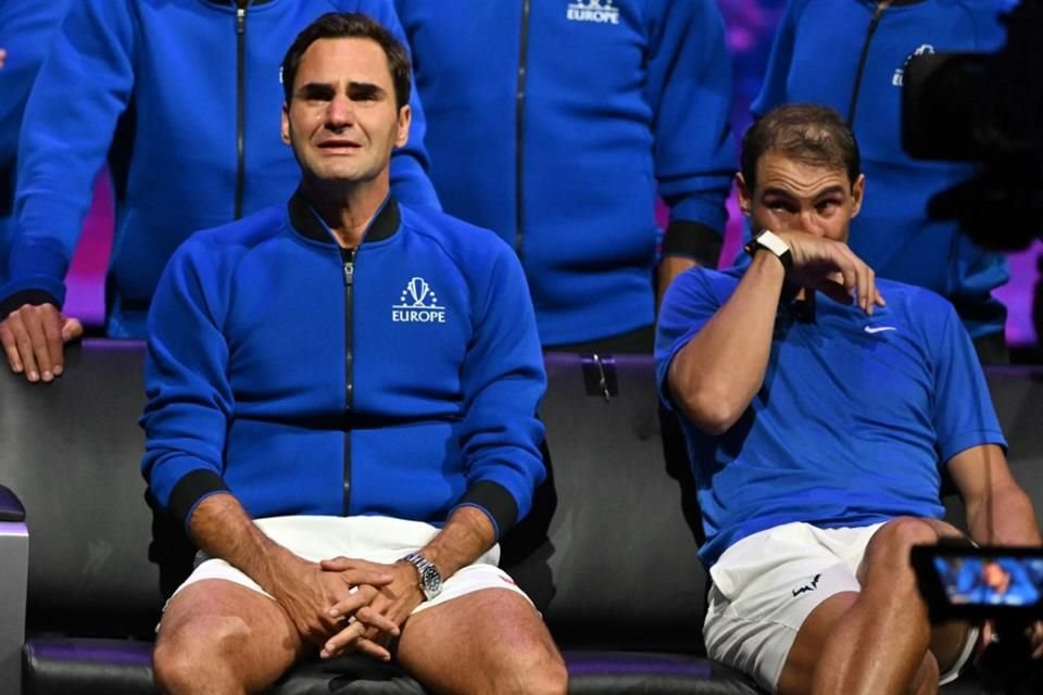 Roger Federer conmovido hasta las lágrimas en su adiós, al igual que Rafael Nadal, con quien compartió cancha en el último juego del suizo.