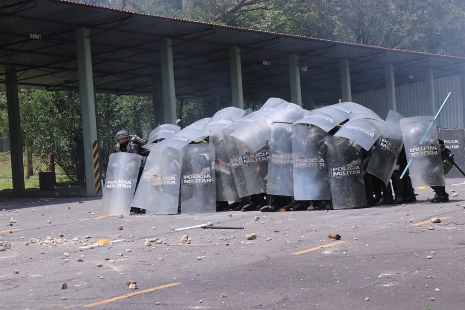 Según Gobierno Capitalino 39 elementos de seguridad resultaron lesionados en la manifestación en el Campo Militar 1.