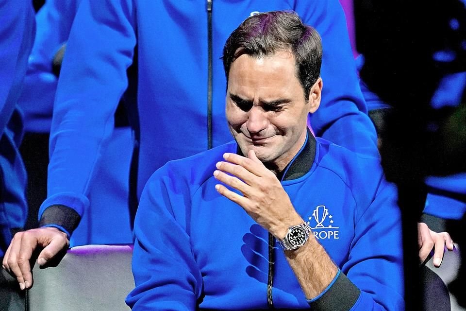 Un Roger Federer emocionado hasta las lágrimas concluyó su carrera en medio de las ovaciones de 17 mil aficionados en la O2 Arena de Londres. El suizo hizo equipo con Rafael Nadal en su último juego.