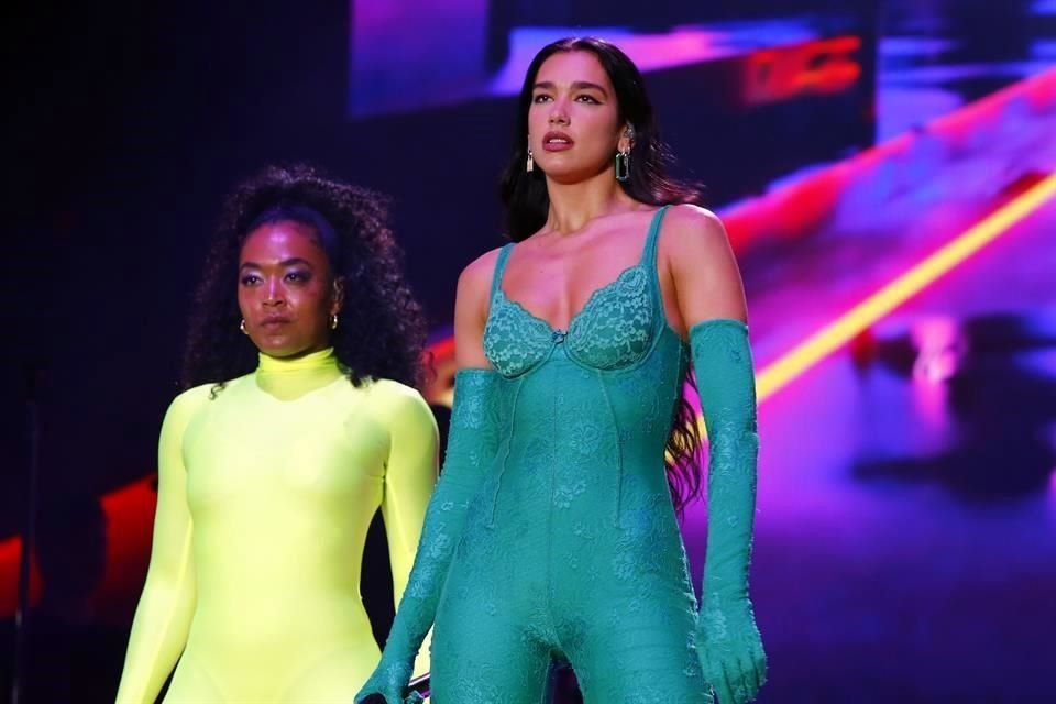 Cariñosa, coqueta y audaz, Dua Lipa se echó al público a la bolsa a través de su canto, baile y composiciones, pero también con una personalidad digna de pasarela.