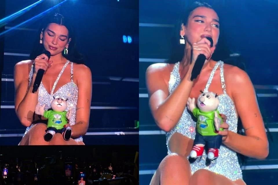 El Dr. Simi, un personaje famoso ya presente en los conciertos, no pudo faltar al tomar el peluche brevemente y luego lo aventó a un lado del escenario en 'We're Good'.