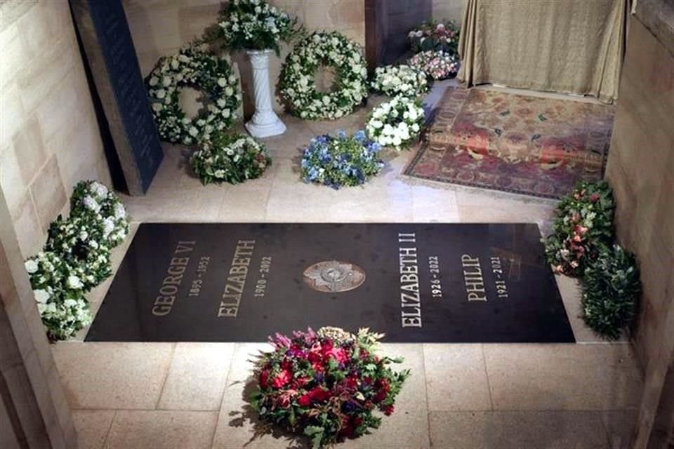 El Palacio de Buckingham publicó una fotografía de la piedra del libro mayor instalado en la Capilla Conmemorativa del Rey Jorge VI, donde descansan restos de la Reina Isabel II.