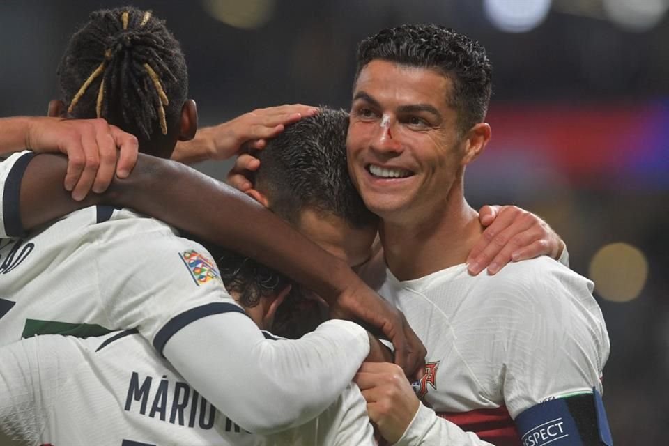 Cristiano Ronaldo festeja con sus compañeros el triunfo de Portugal.