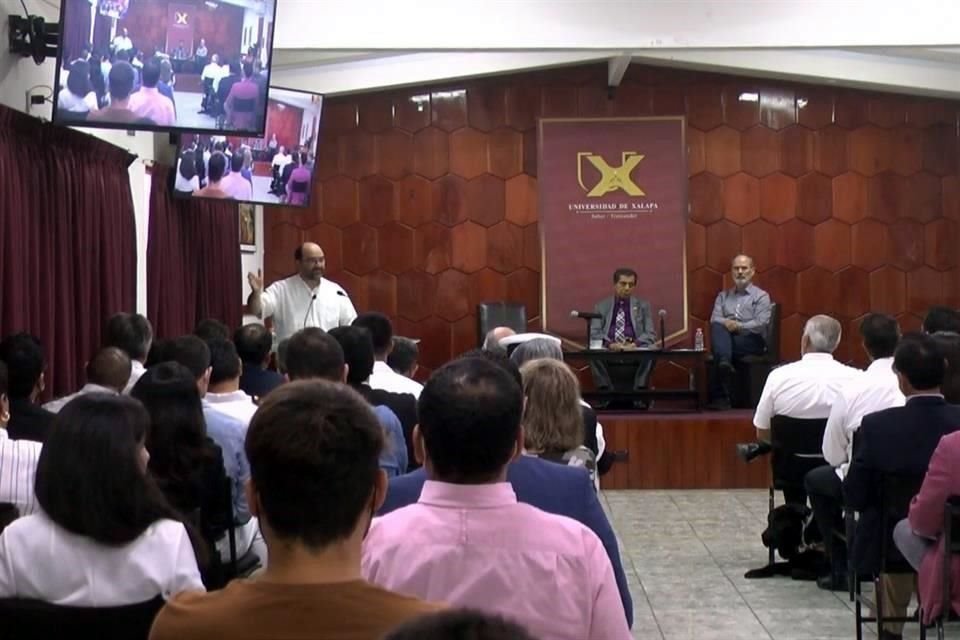 Los senadores del Grupo Plural ofrecieron una conferencia en la Universidad de Xalapa.