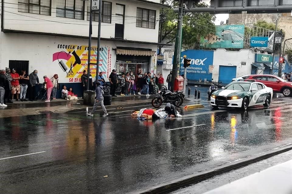 Un motociclista falleció luego de ser arrollado por un tráiler en la Colonia 20 de Noviembre; el conductor del vehículo de carga intentó darse a la fuga pero fue detenido.