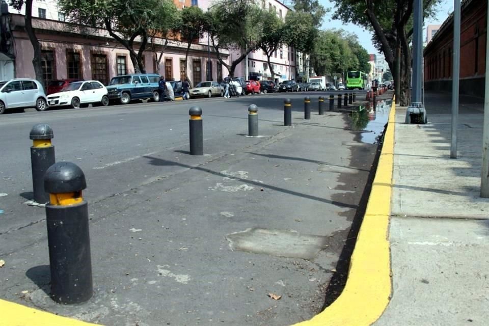 Junto a la Escuela Libre de Derecho había una cicloestación, pero fue retirada.