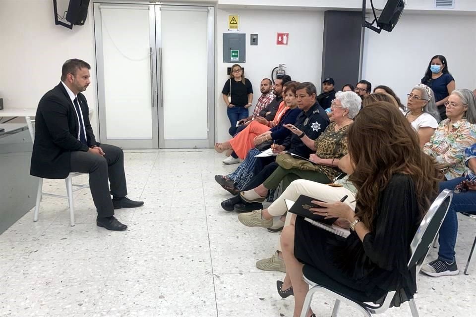 Vecinos de la Colonia Florida se reunieron el viernes con el director de la prepa, Walcoy Francisco Rivera Zapata.