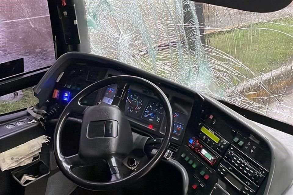 El camión que transportaba a los Auténticos terminó con varios vidrios rotos.