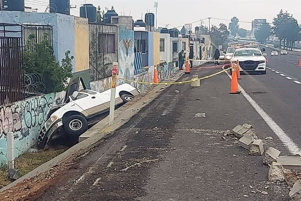 Una mujer que conducía una camioneta pickup, murió tras sufrir un choque en la Autopista México-Pachuca.