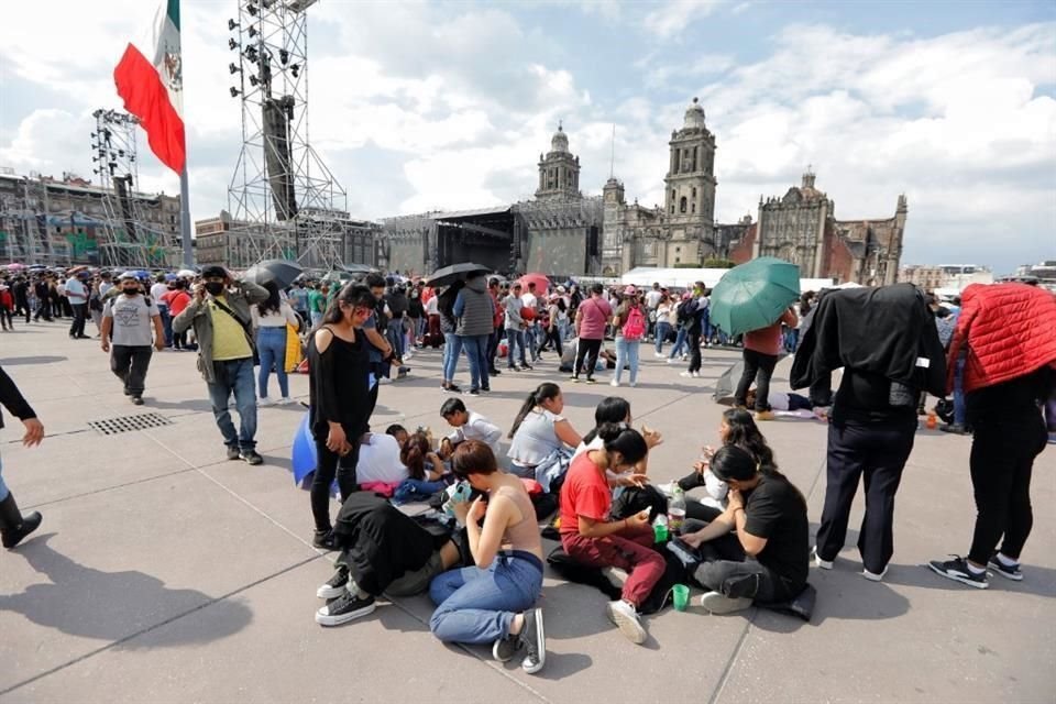 Los que llegaron temprano, aprovecharon para convivir, platicar y relajarse en el piso de la plancha del Zócalo.