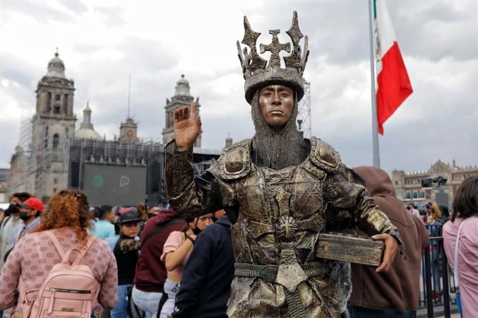 Los personajes peculiares no faltaron durante las horas previas al concierto de Grupo Firme en la CDMX.