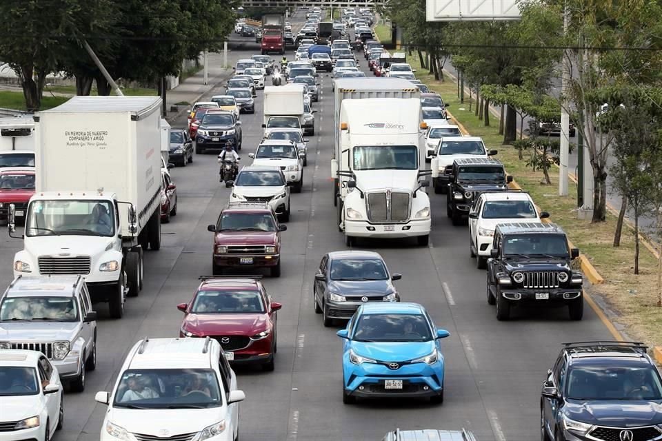 Un segundo piso sobre Avenida López Mateos Sur no va solucionar el caos vial; al contrario, atraería más autos, coincidieron especialistas.