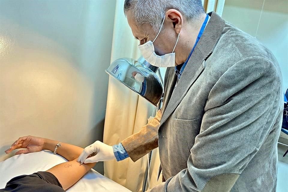 Sergio Salas Limón, coordinador de salud reproductiva del Hospital Materno Infantil, aplica un implante subdérmico.