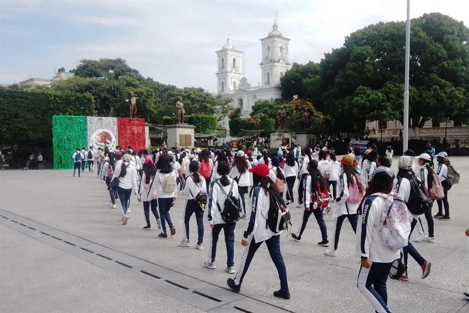 Los normalistas marcharon en el centro de la capital de Guerrero.