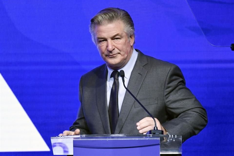 Una fiscal dijo 'estar lista' para presentar cargos contra cuatro personas, incluyendo a Alec Baldwin, por el tiroteo en el set de 'Rust'.