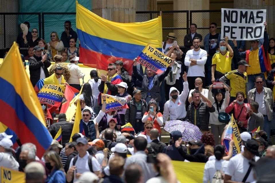 El izquierdista Gustavo Petro enfrentó su primera protesta a 50 días de tomar el mando, la cual fue convocada por la Oposición en rechazo a las reformas que planea impulsar en su Gobierno.