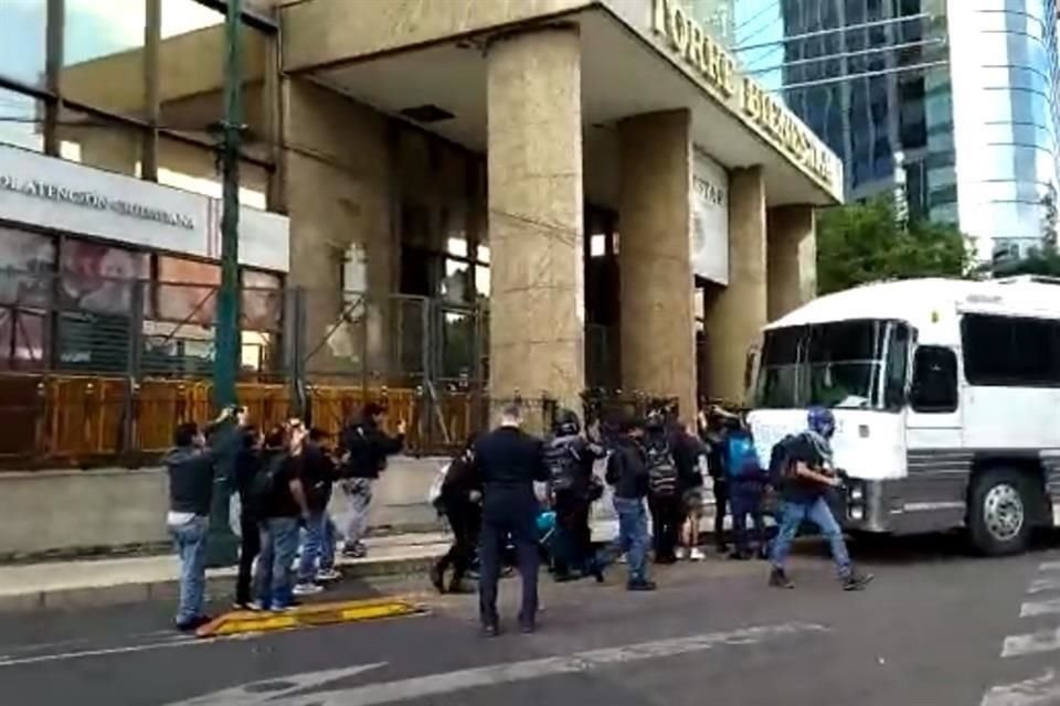 Los manifestantes de negro también rompieron cristales de la Torre del Bienestar, en Paseo de la Reforma.