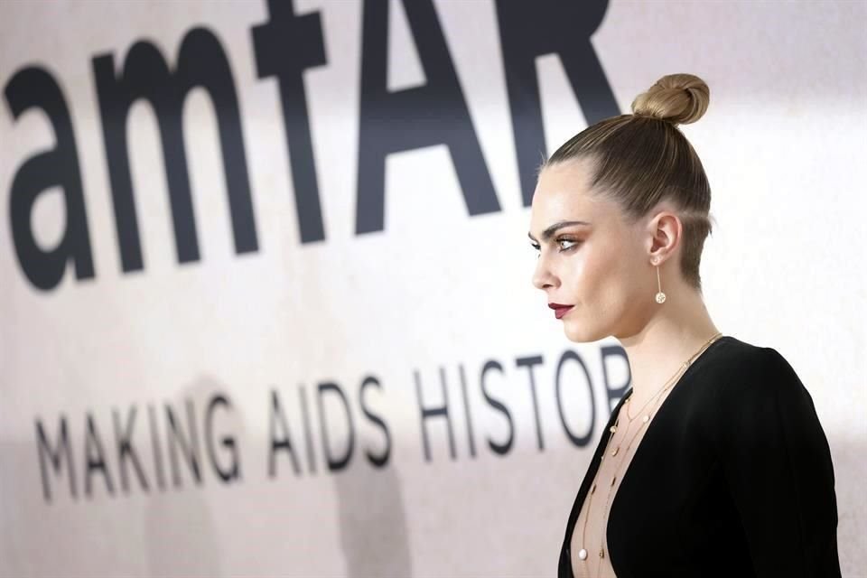 En medio de reportes sobre su presunto comportamiento errático y salud mental, la modelo Cara Delevingne reapareció en París, Francia.