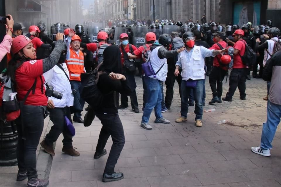 Tras marcha por Ayotzinapa, policías se enfrentaron con un grupo de encapuchados que realizó destrozos en Paseo de la Reforma y Av. Juárez.