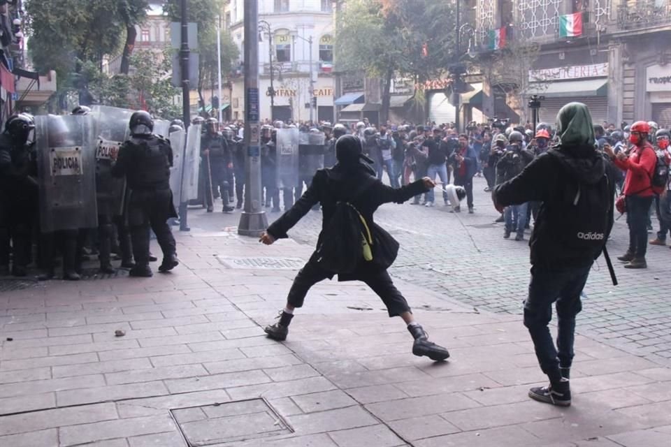 Los encapuchados arrojaron varios objetos a los policías.