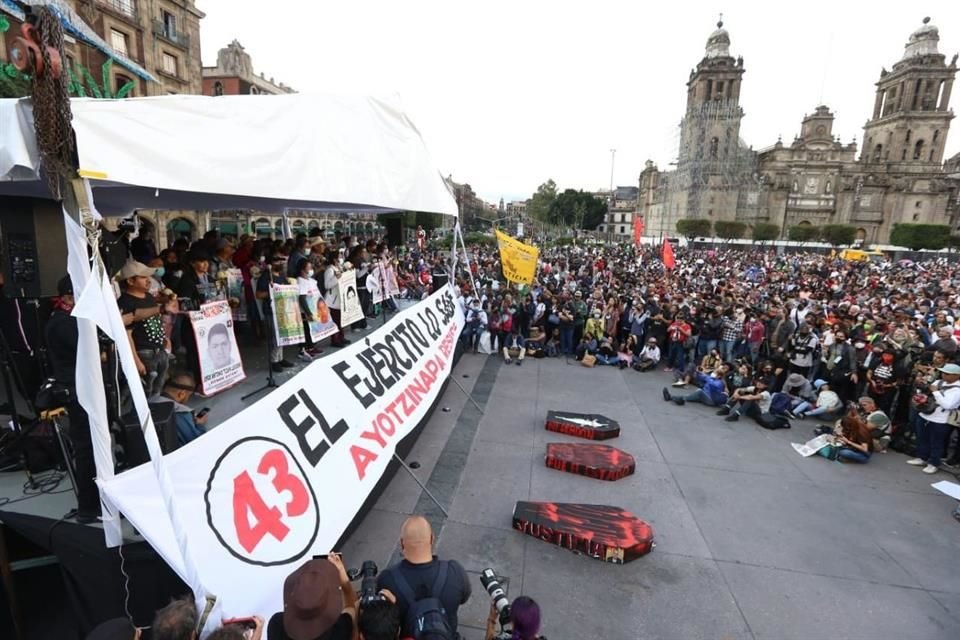 Tras marcha, padres de los 43 normalistas desaparecidos exigieron a Gobierno de López Obrador no proteger a militares implicados en el caso.