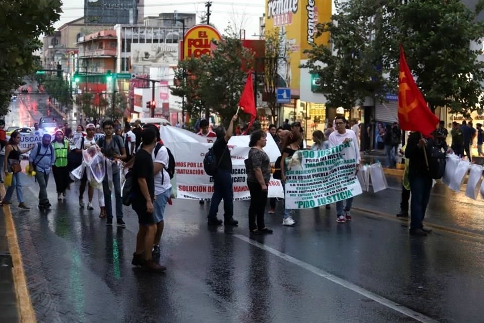 A 8 años de la desaparición de los 43 estudiantes normalistas de Ayotzinapa, colectivos de Nuevo León realizaron una marcha por calles del Centro para exigir justicia.