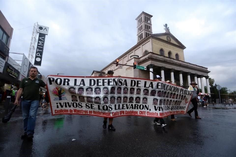 La marcha arrancó desde Colegio Civil, y posteriormente el contingente tomó la Avenida Juárez hasta Padre Mier y Zaragoza para terminar en el Palacio de Gobierno.