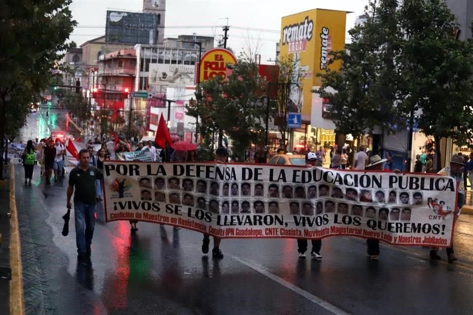 '¡De norte a sur, de este a oeste, seguiremos está lucha cueste lo que cueste!', cantaban los colectivos en el exterior del Palacio, bajo la lluvia registrada en el Centro de Monterrey.