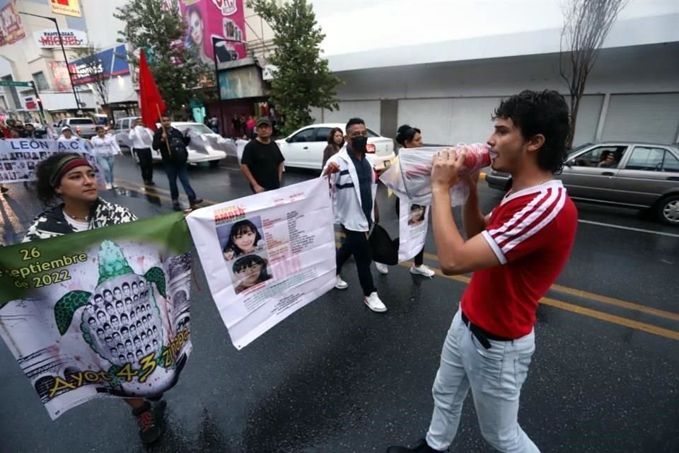 En la marcha participaron el Sindicato de Telefonistas de la República Mexicana, CNTE Clasista, Ciudadanos Desconocidos, Juventud Comunista de México, Partido de los Comunistas y Buscadoras de NL.