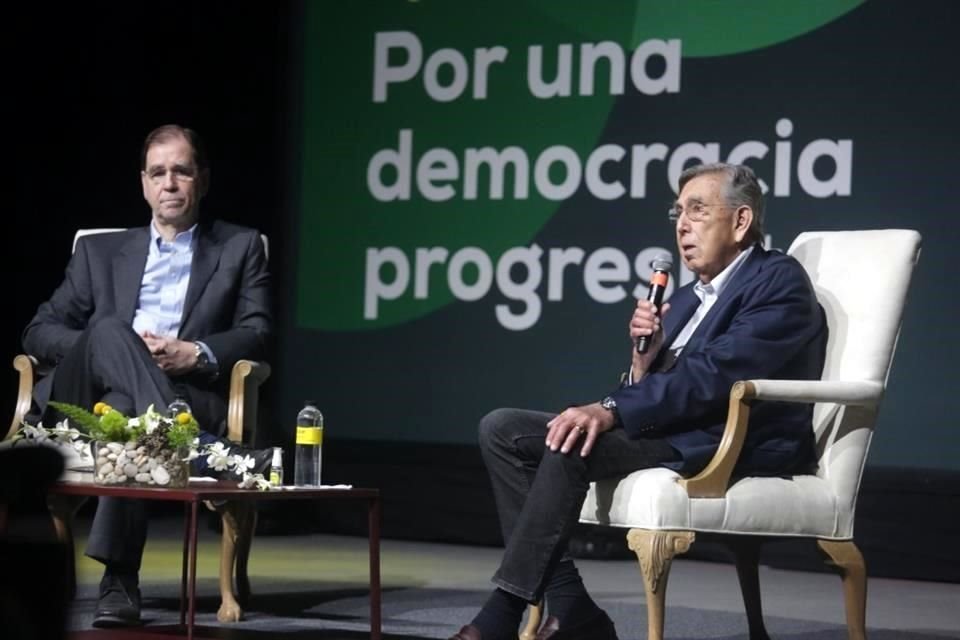 Cuauhtémoc Cárdenas presentó en la UDEM su libro 'Por una Democracia Progresista'.
