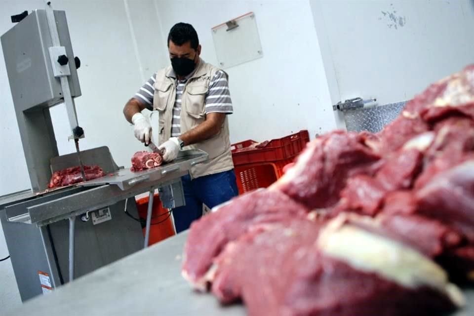 Desde las 7:00 trabajan en la cocina del Zoológico de Chapultepec, los platillos son diseñados por veterinarios de fauna salvaje.