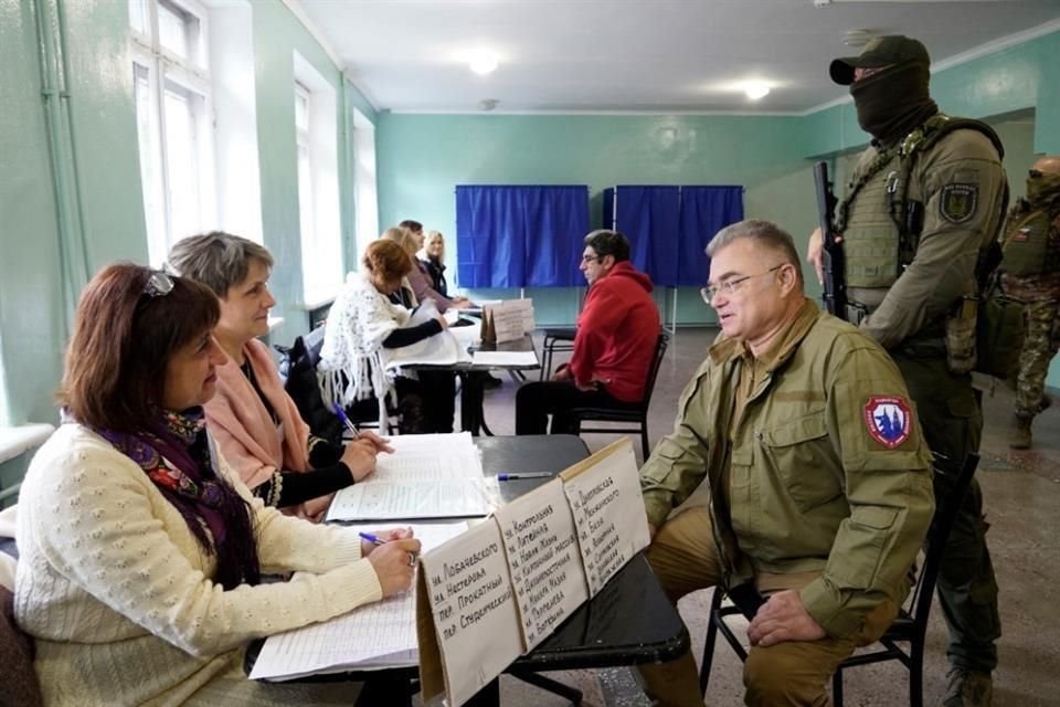 Konstantin Ivashchenko Alcalde prorruso de Mariúpol, visita una estación de voto.