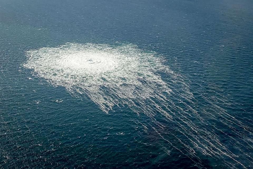 Esta foto de las Fuerzas Armadas danesas muestra la fuga de gas del gasoducto Nord Stream 2.