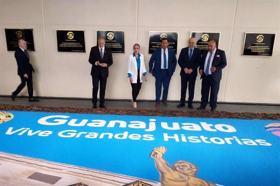 El Gobernador de Guanajuato acudió al Senado a inaugurar una exposición sobre turismo.