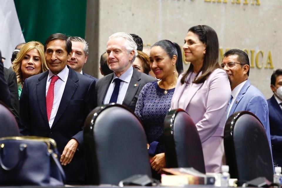 Al centro, Rogelio Ramírez de la O, titular de SHCP, y Santiago Creel, presidente de la Mesa Directiva de San Lázaro.