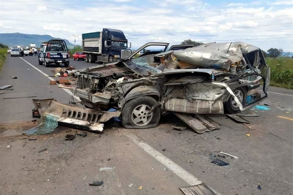 El accidente ocurrió en el kilómetro 7 de la Carretera Federal 71, cuando un camión de redilas y una camioneta Grand Cherokee, que presuntamente circulaban en sentidos opuestos, se impactaron.